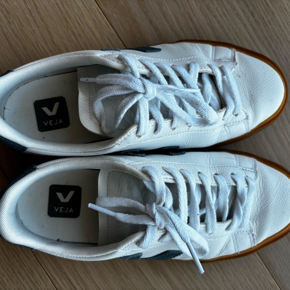 Veja gum sole campo shoes with navy V. - Picture 4 of 8